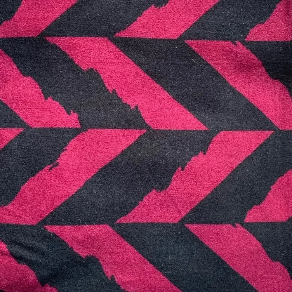 0243 LuLaRoe Size OS Leggings Black and Magenta Chevron Pattern New